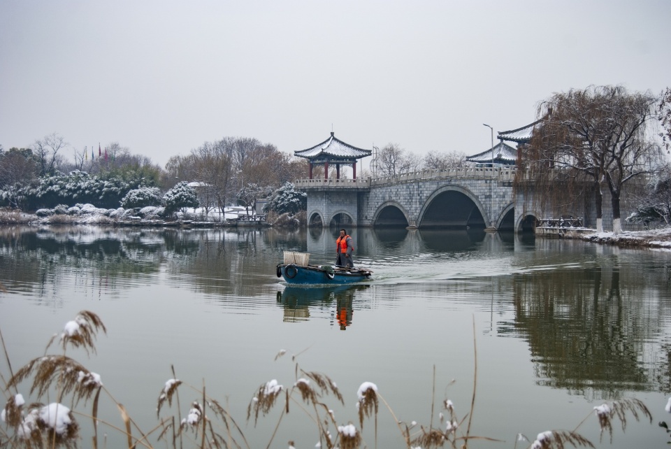 大雪过后,徐州云龙湖像一幅巨大的水墨山水画,吸引游人踏雪欣赏