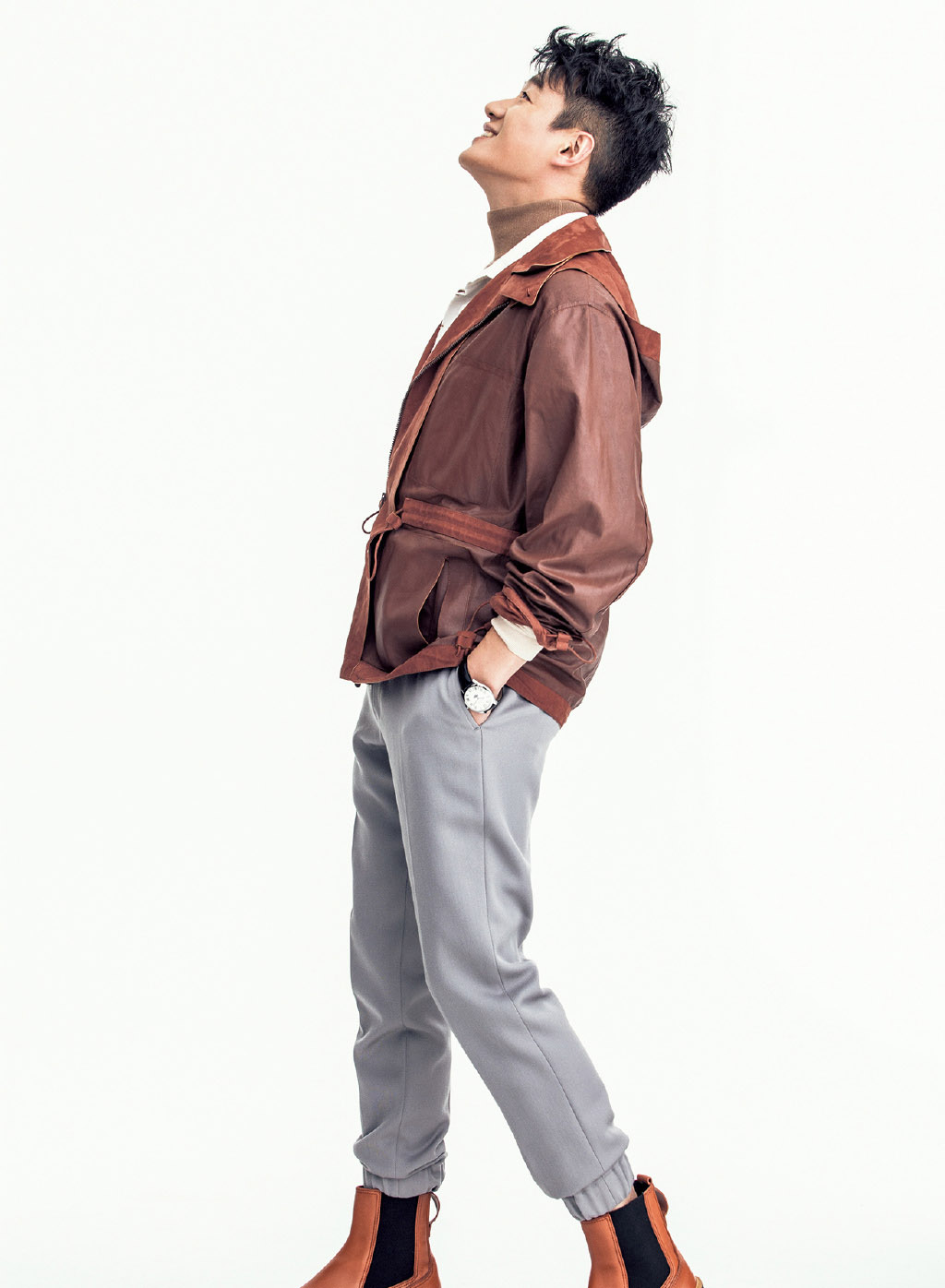 佟大为现身米兰观秀,棕色皮衣配白色长裤,40岁帅成"一朵花"