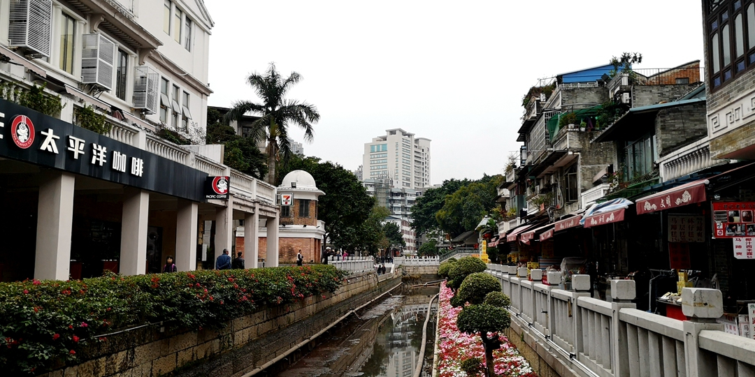 荔枝湾位于广州市荔湾区西关泮塘一带,从泮塘路进入,在文塔广场和梁氏