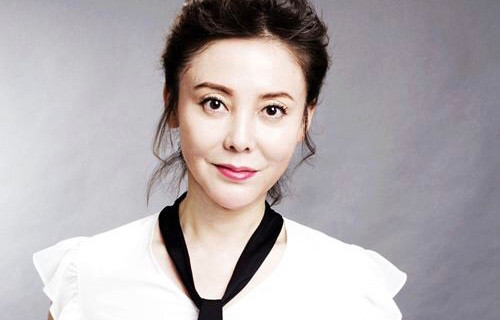 谢雨桐曾主演过《温暖的土地》,在《奋起直追》中"碰瓷专业户"美兰