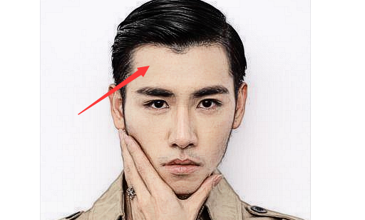 额头高耸的男人