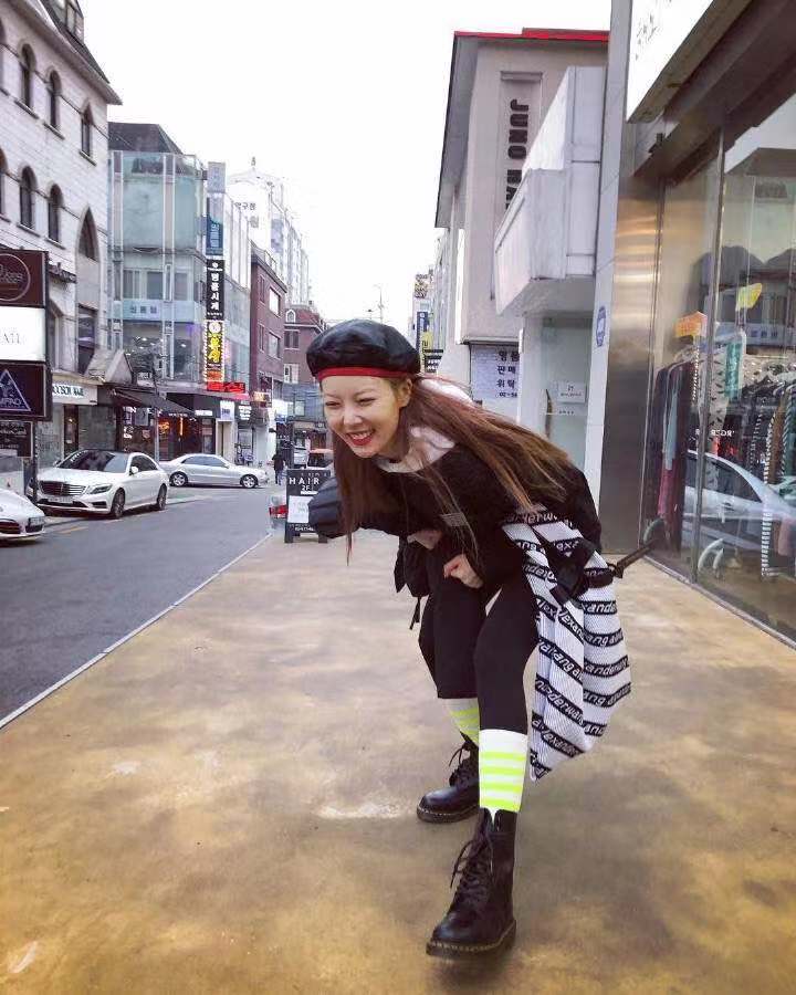 一套黑色的短款羽绒度内搭黑色卫衣,下身穿着每个女生都会有的小黑裤