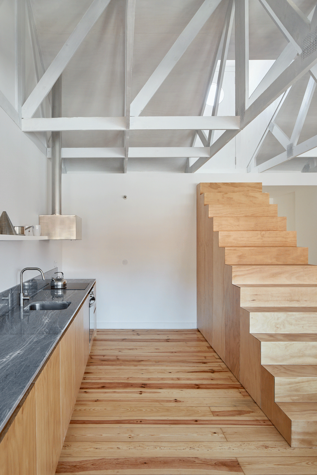 水泥楼梯换收纳楼梯,扶手也不要,吊顶密密麻麻,87平房暗藏机关