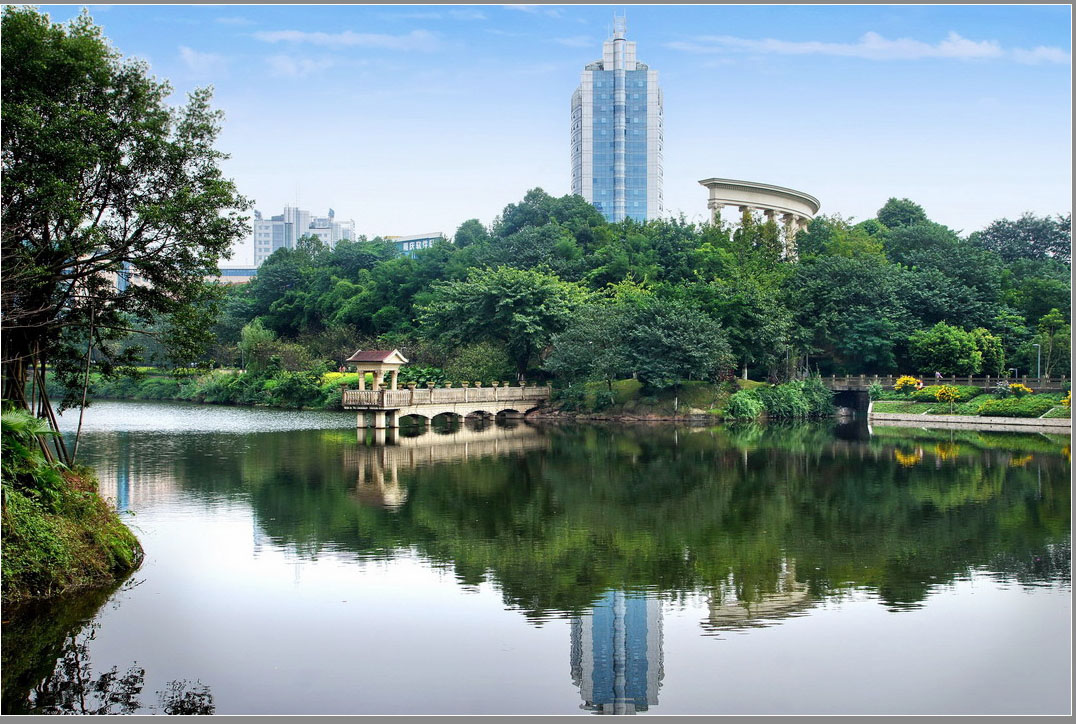 大石坝站: 这里是整个公园景色最美之处沿着湖边栈道走木质的栈道上落