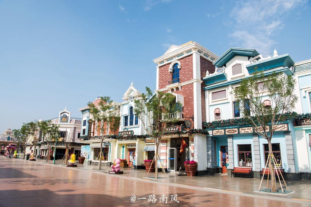 乐园入口处附近的欧洲小镇是一个商业街区,入驻各种商家,适合玩累了的