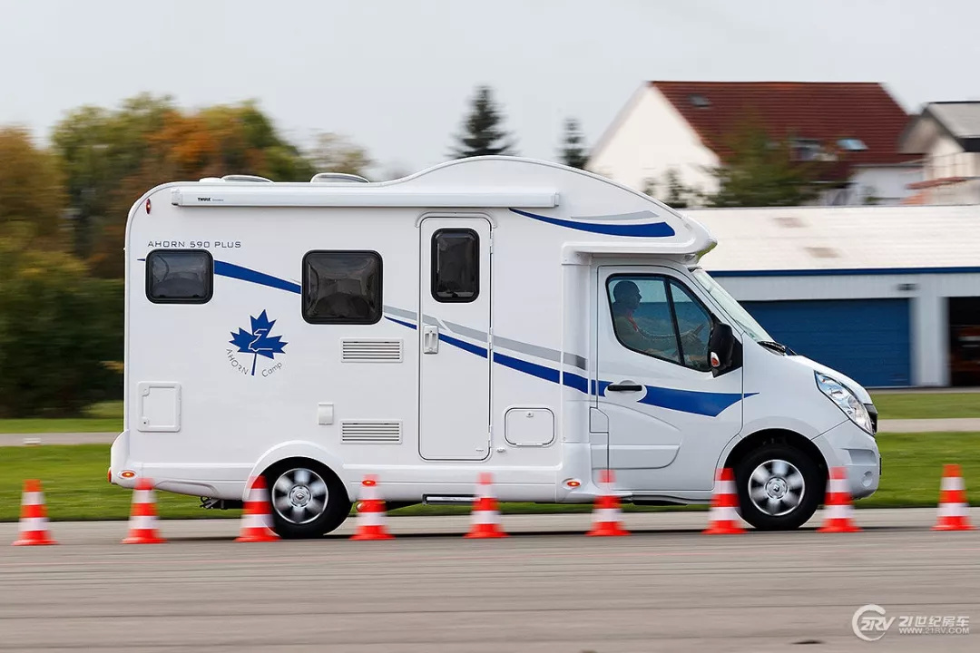 雷诺也造房车? 4万欧元6米以内小额头房车 布局紧凑睡4个没问题