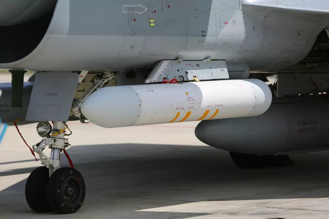 电子战干扰吊舱,与鹰击91反辐射导弹形成搭配,组合成歼-10b战斗机压制