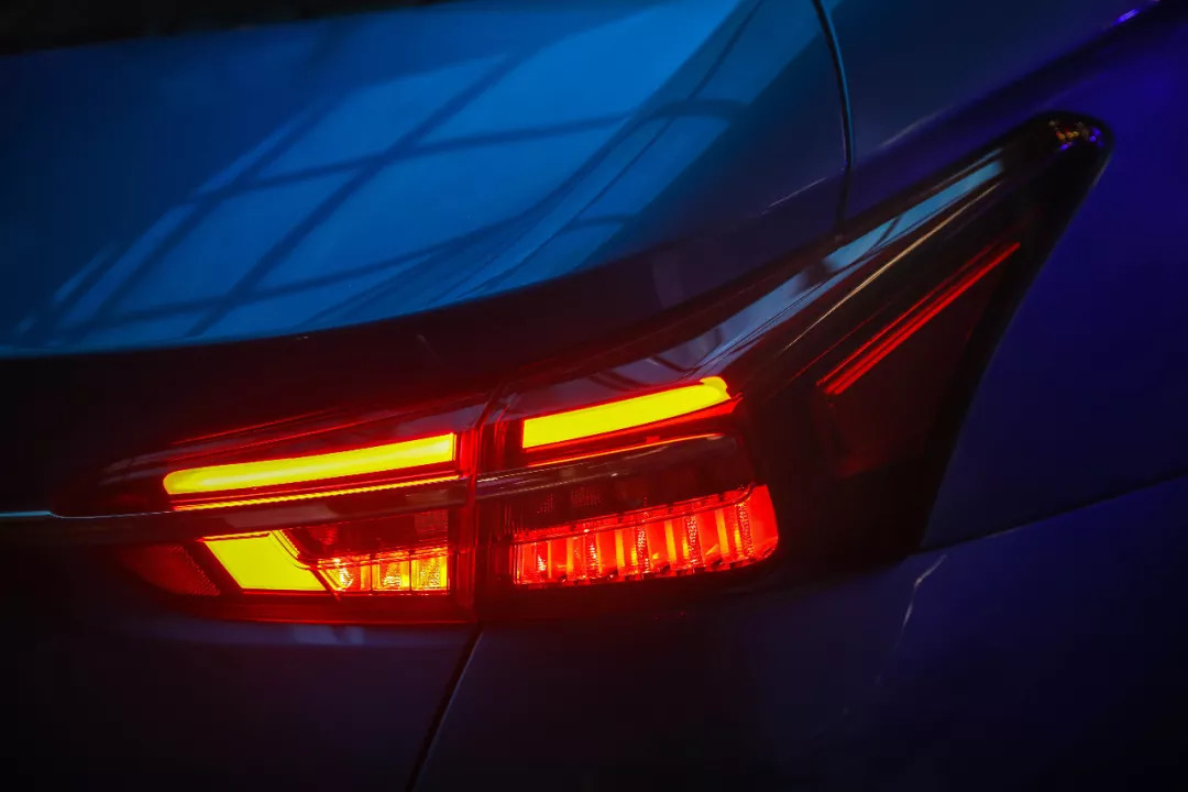 但内部的l型led行车灯配合矩阵转向灯,还是颇有档次感的