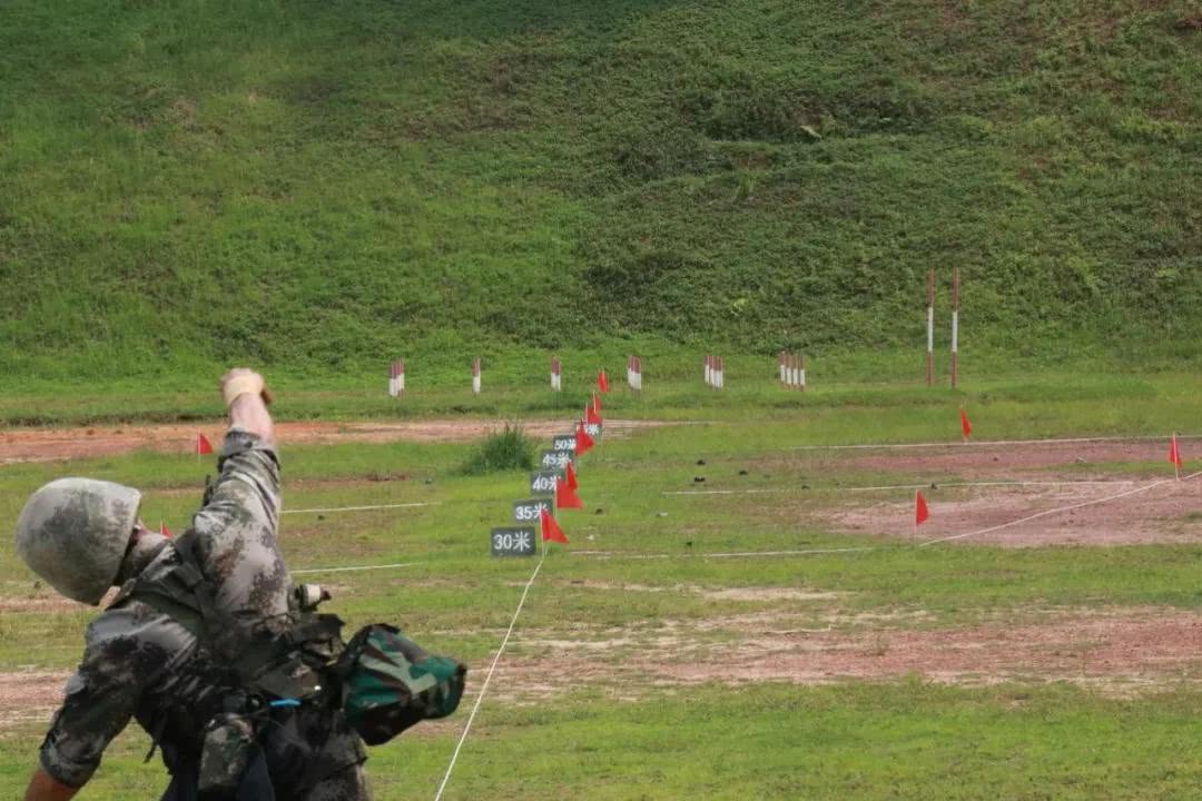 中李云龙命令部队通过挖坑道的方法接近日军部队,再用手榴弹集中投掷