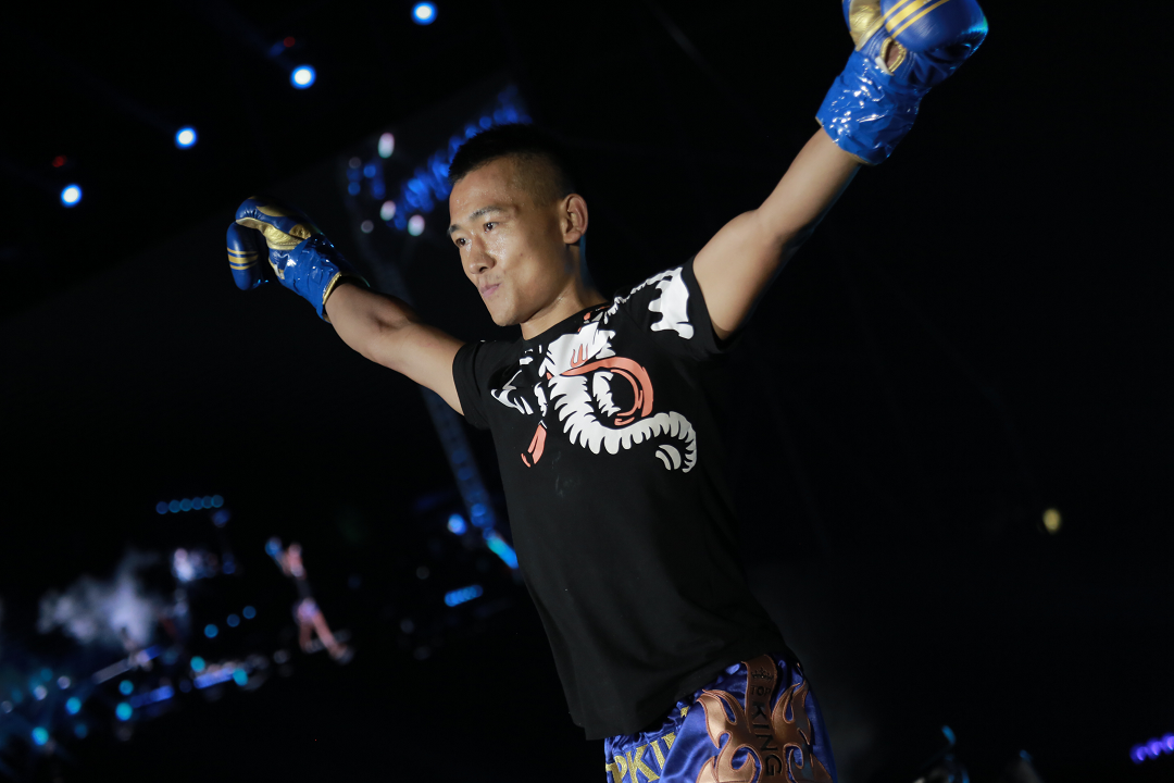 李飞龙与曾经击败过世界散打冠军孔洪星的原武警散打队名将焦道博恶战