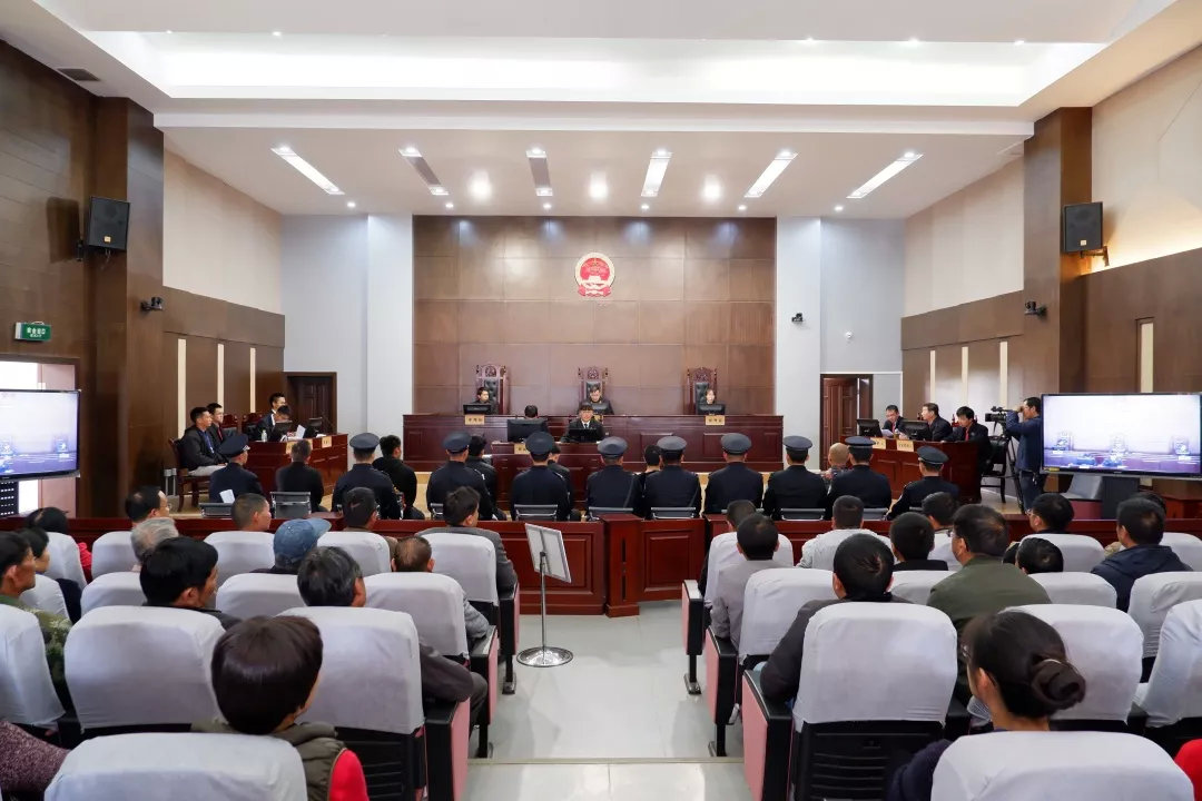 楚雄州这些人涉嫌故意伤害,聚众斗殴,敲诈勒索罪公开庭审