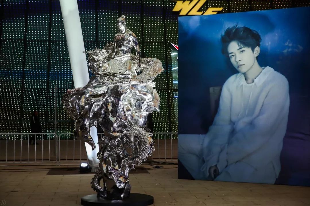 5米高的千禧龙大型雕塑放在了生日会的门口.