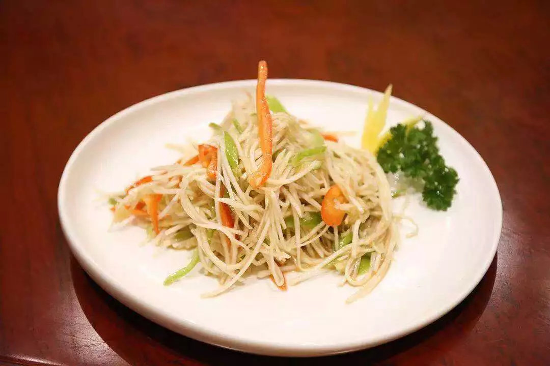 恰玛古是新疆人极为熟悉的一种植物,也是他们饭桌上每天必不可少的