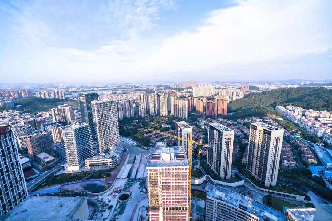 在发展规划上,番禺着力优化提升以广州大学城,国际创新城,番禺汽车城