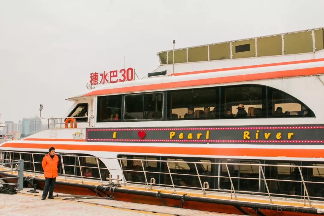 广州水巴一般为两层设计,船头有甲板但一般不可以进入,船尾的甲板才