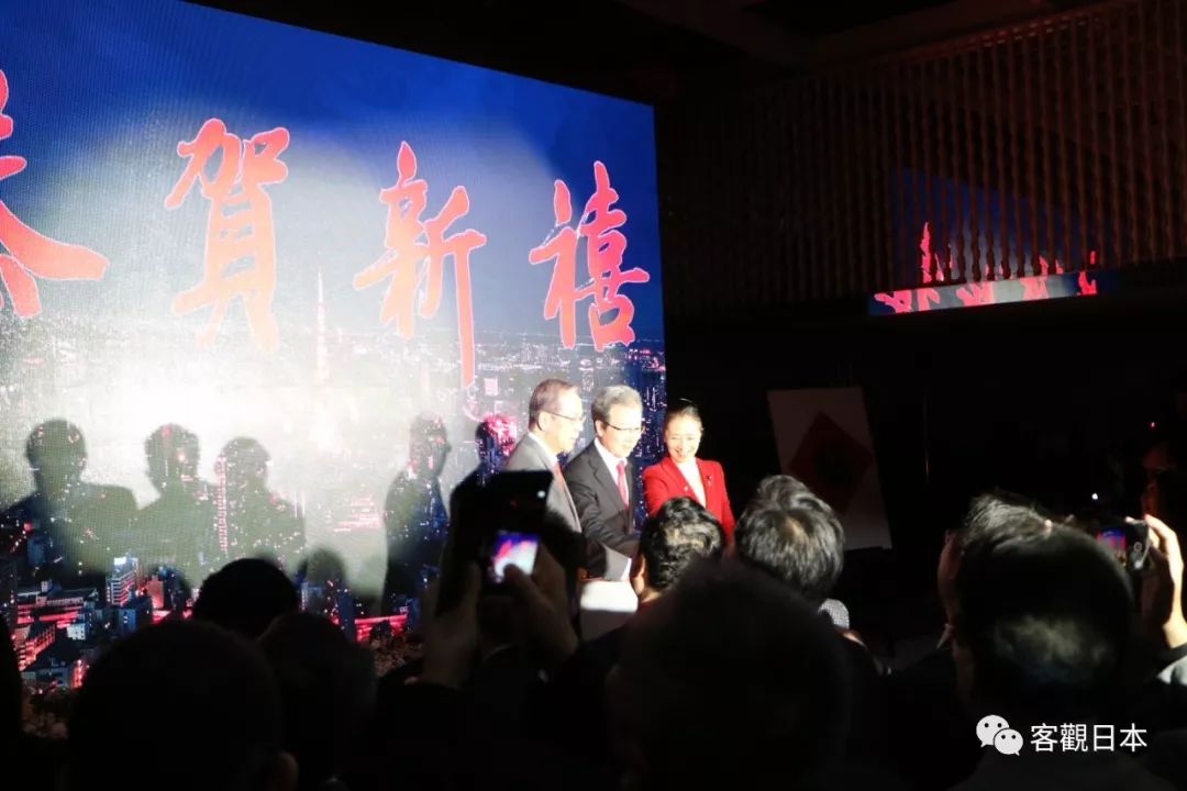 东京塔除夕夜披红妆 象征意义大于景观 手机新浪网 东京塔除夕夜披红妆 象征意义大于景观 手机新浪网