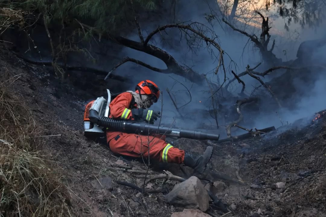 消防员驻守岗位迎新年:除夕,大年初一上山扑救森林火灾