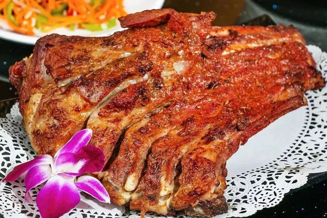 东盟食神南宁招牌菜 | 阿斯古丽美食:正宗新疆味道,馕坑烤全羊__财经