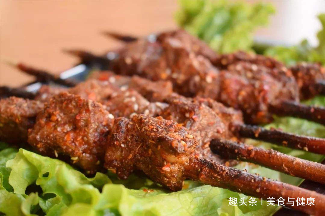 红柳木烤羊肉串,和你吃是不一样羊肉串,鲜嫩多汁,风味奇特!
