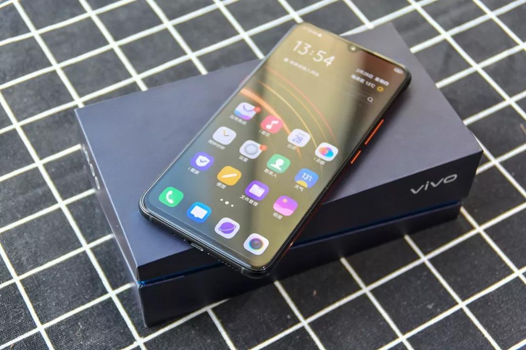 15分钟充一半电量!性能提升45%的iqoo手机,电竞联赛都在用