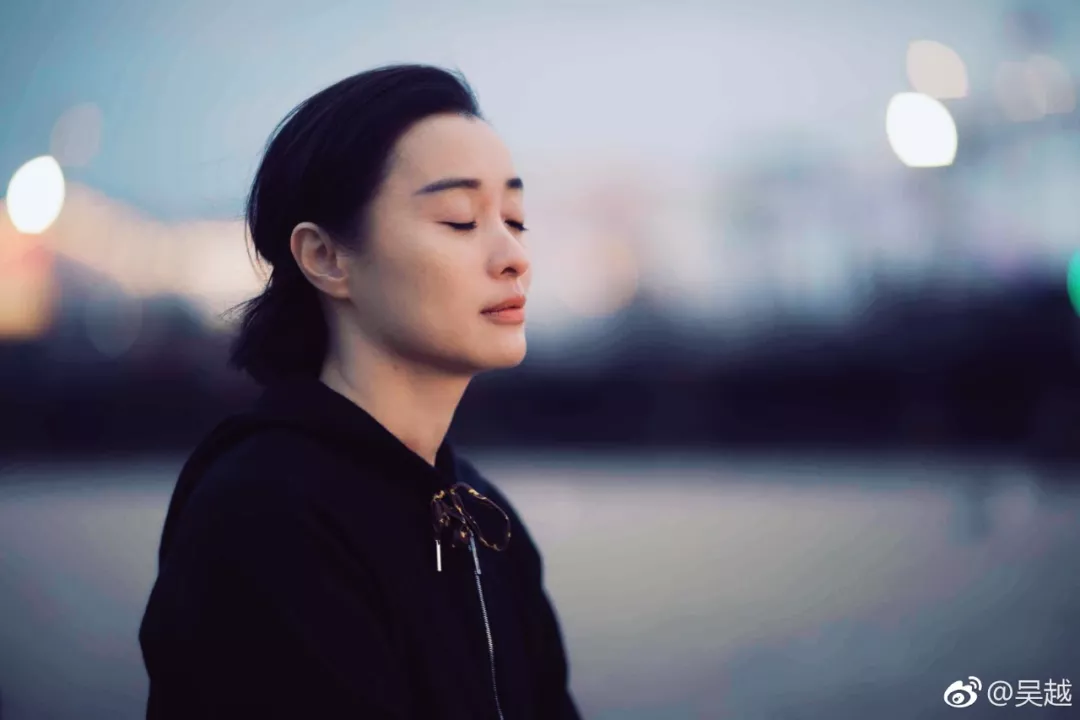 中国最硬核的女演员:47岁未婚演小三被万人谩骂,缠着绷带上节目