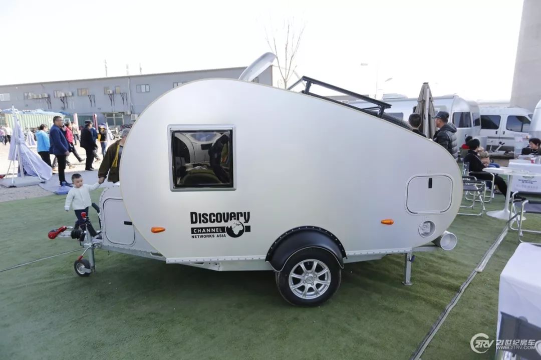 598万起售浓浓复古风星舟房车多款拖挂亮相房车展