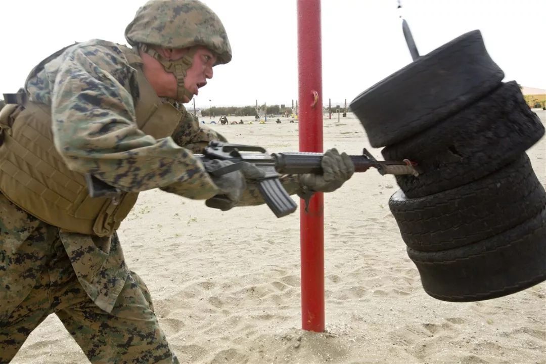 现代战争超视距精确打击武器泛滥,解放军为何还苦练拼刺刀?