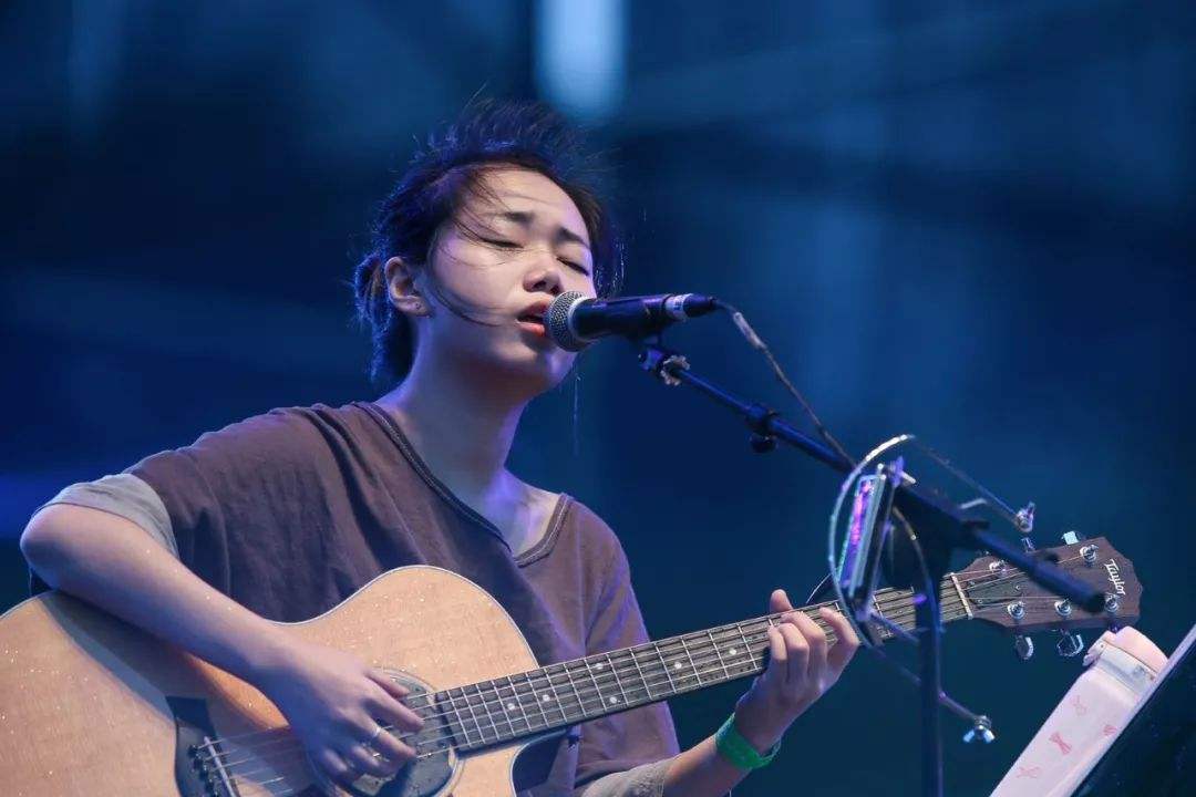 人设崩塌的花粥再发新专辑,但网友似乎并不买账,评论区骂声四起