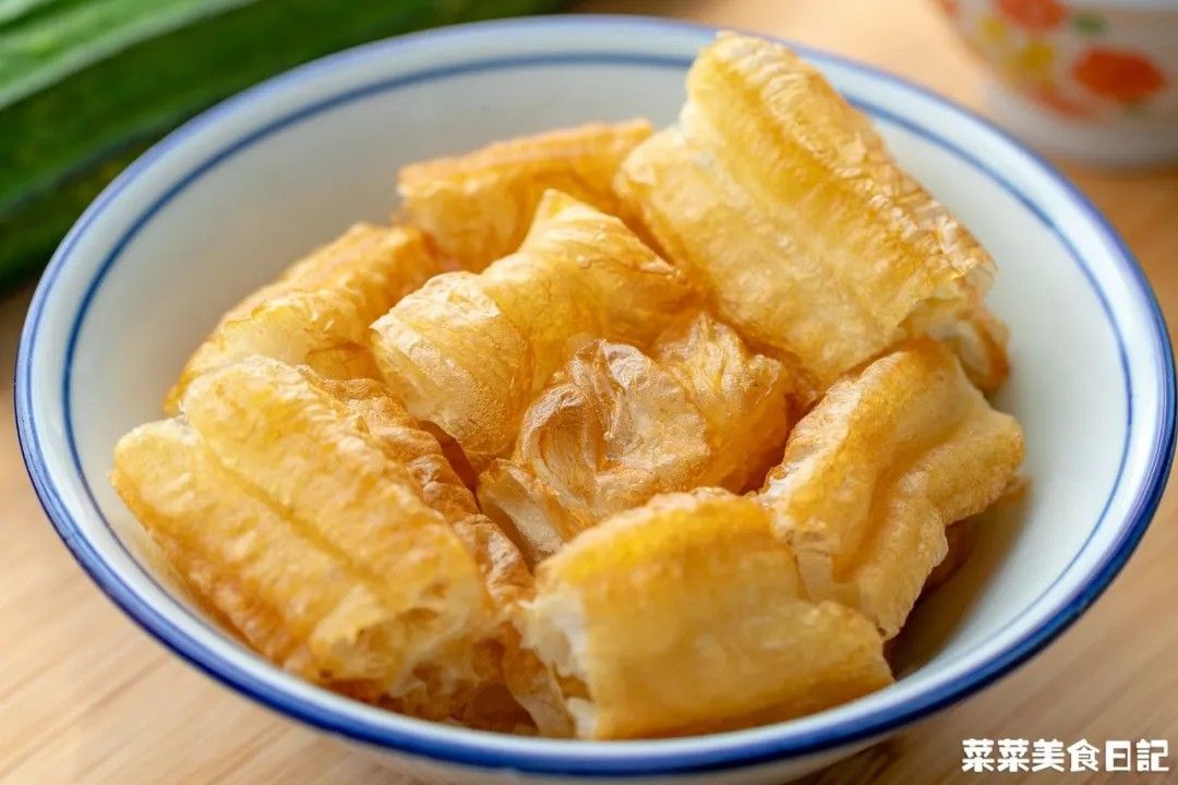 没错,今天要跟大家分享的菜,就是我跟菜妈学的,丝瓜烩油条.