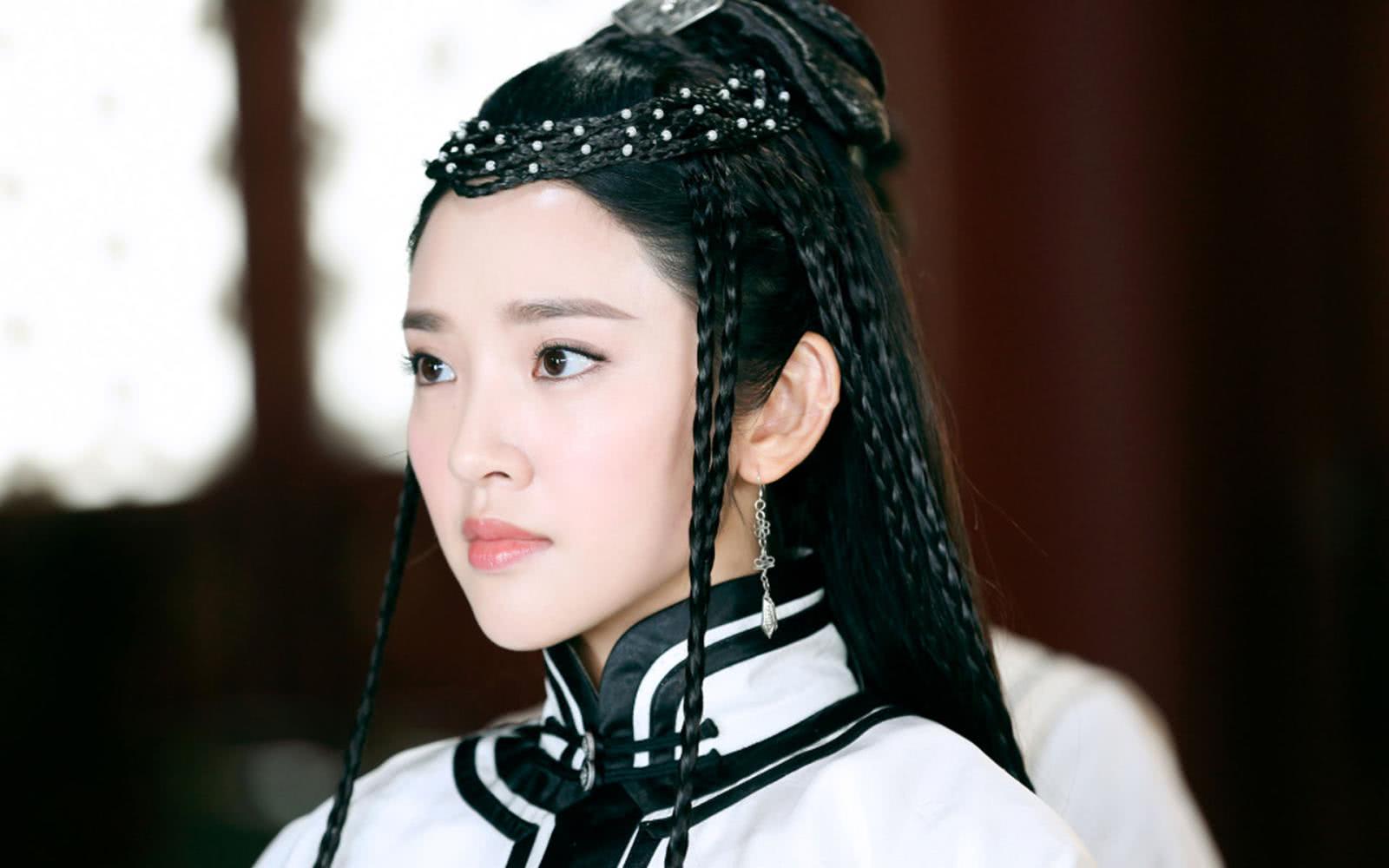 她貌美如花,参加选秀被皇帝一眼看中,入宫后皇帝还经常赏赐她