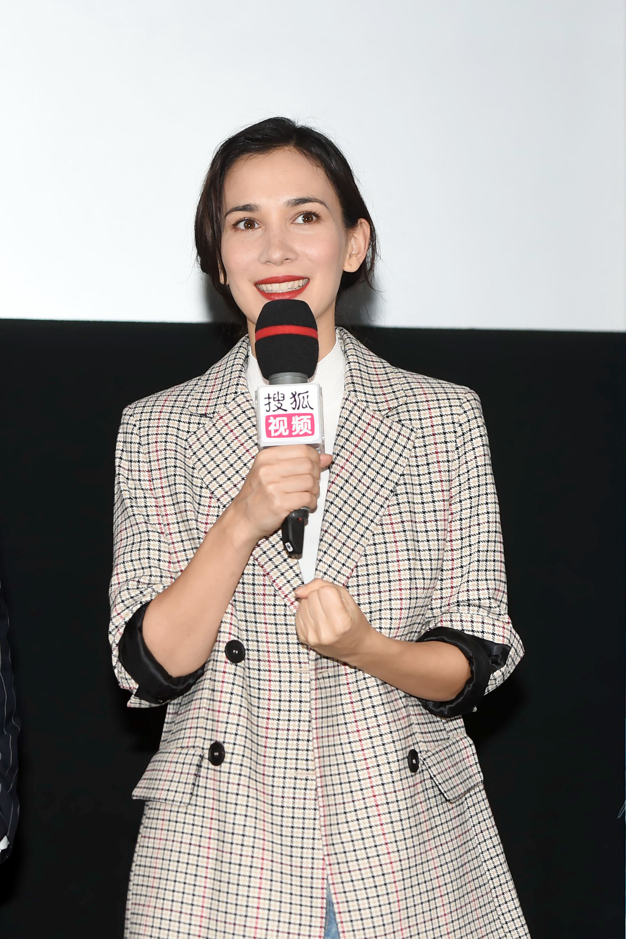 卢靖姗谈演麻花喜剧《李茶的姑妈》:第一天我就像个白痴