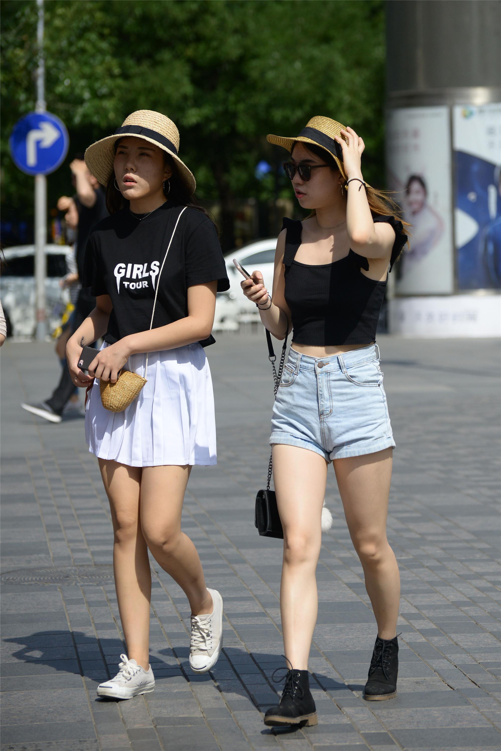 穿短裤短裙的时节已经过去,但是依旧留下美好的回忆