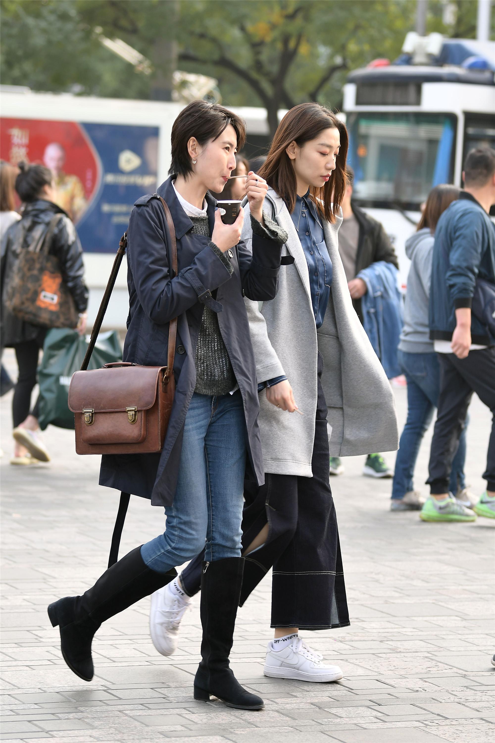 紧身牛仔裤与高筒靴相遇,让秋天搭配有了无尽风采