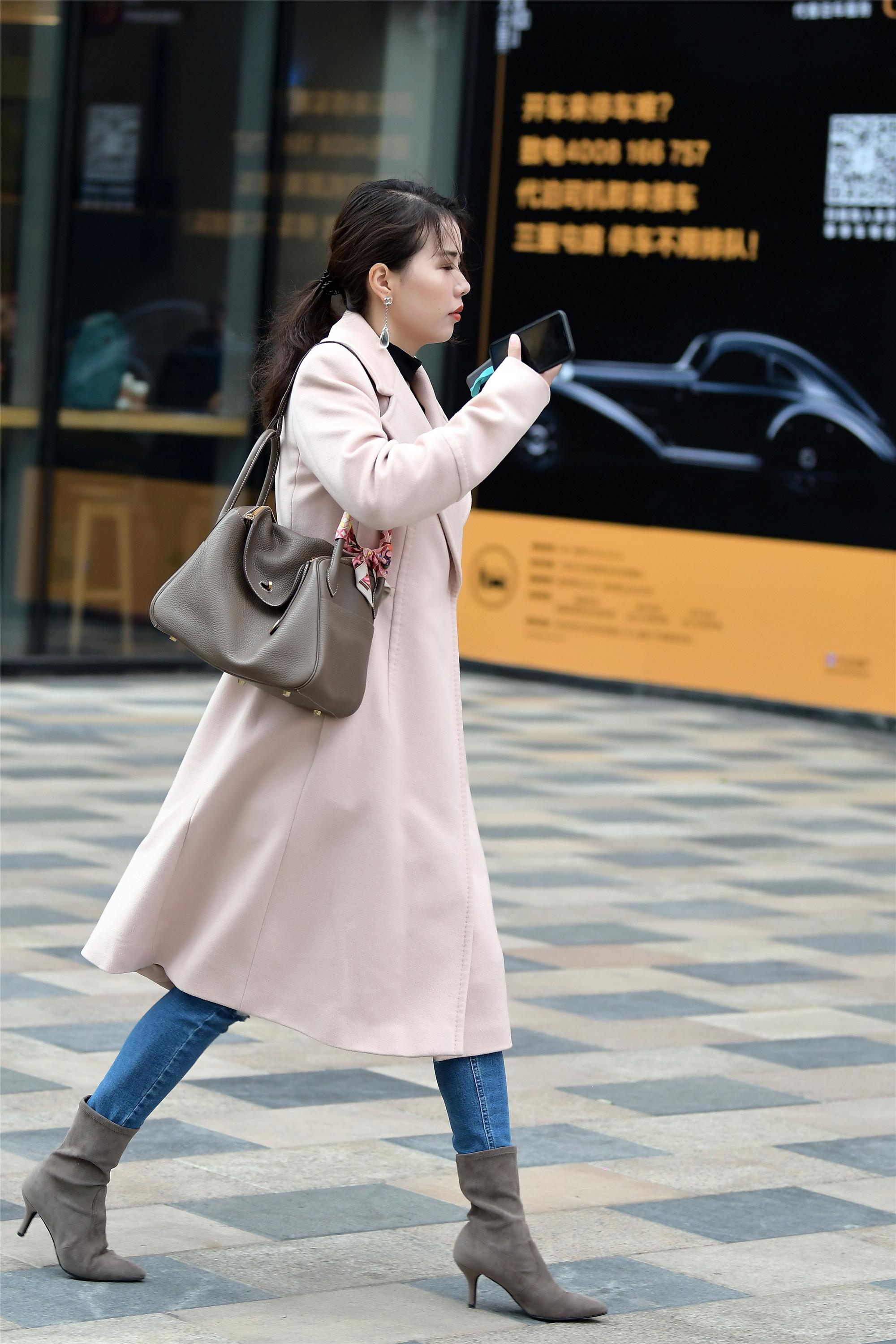 修身牛仔裤搭配短靴时尚美女教你这个秋冬怎么穿搭