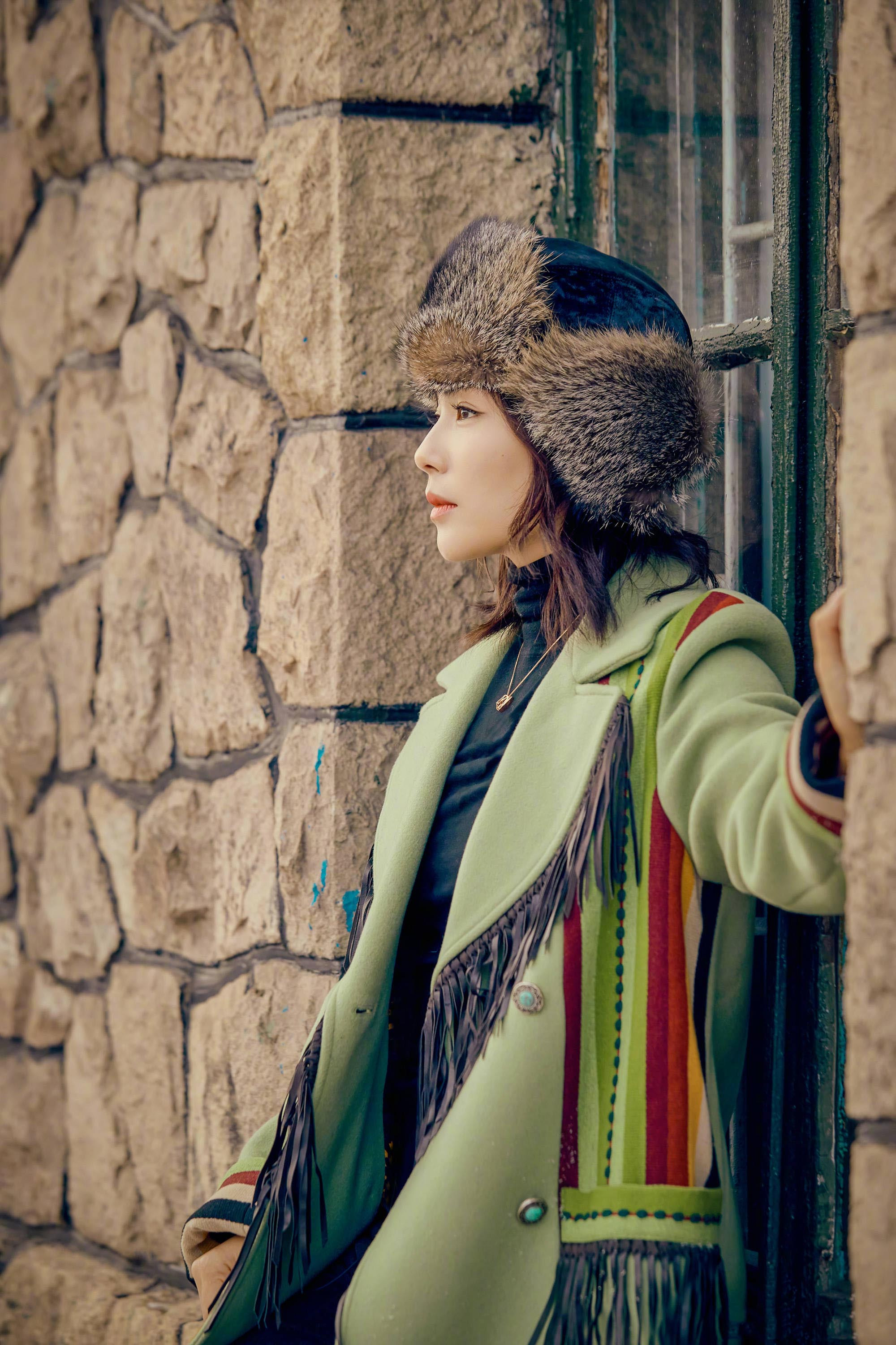 刘涛头戴东北"狗皮帽子",一身草木绿,引领圣诞最潮穿搭!