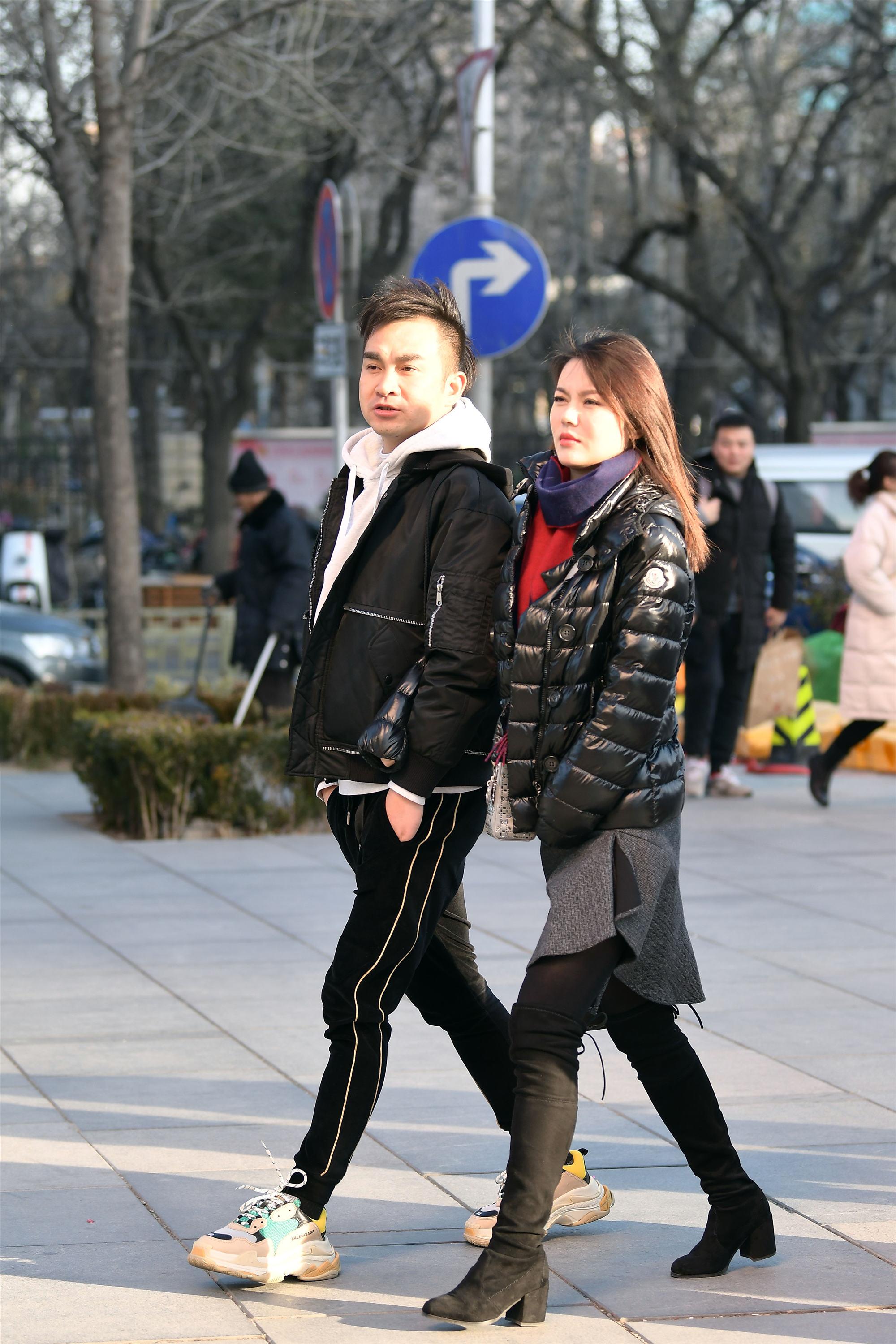 冬天的小姐姐依旧坚持穿着裙子逛街,她们真不怕冻