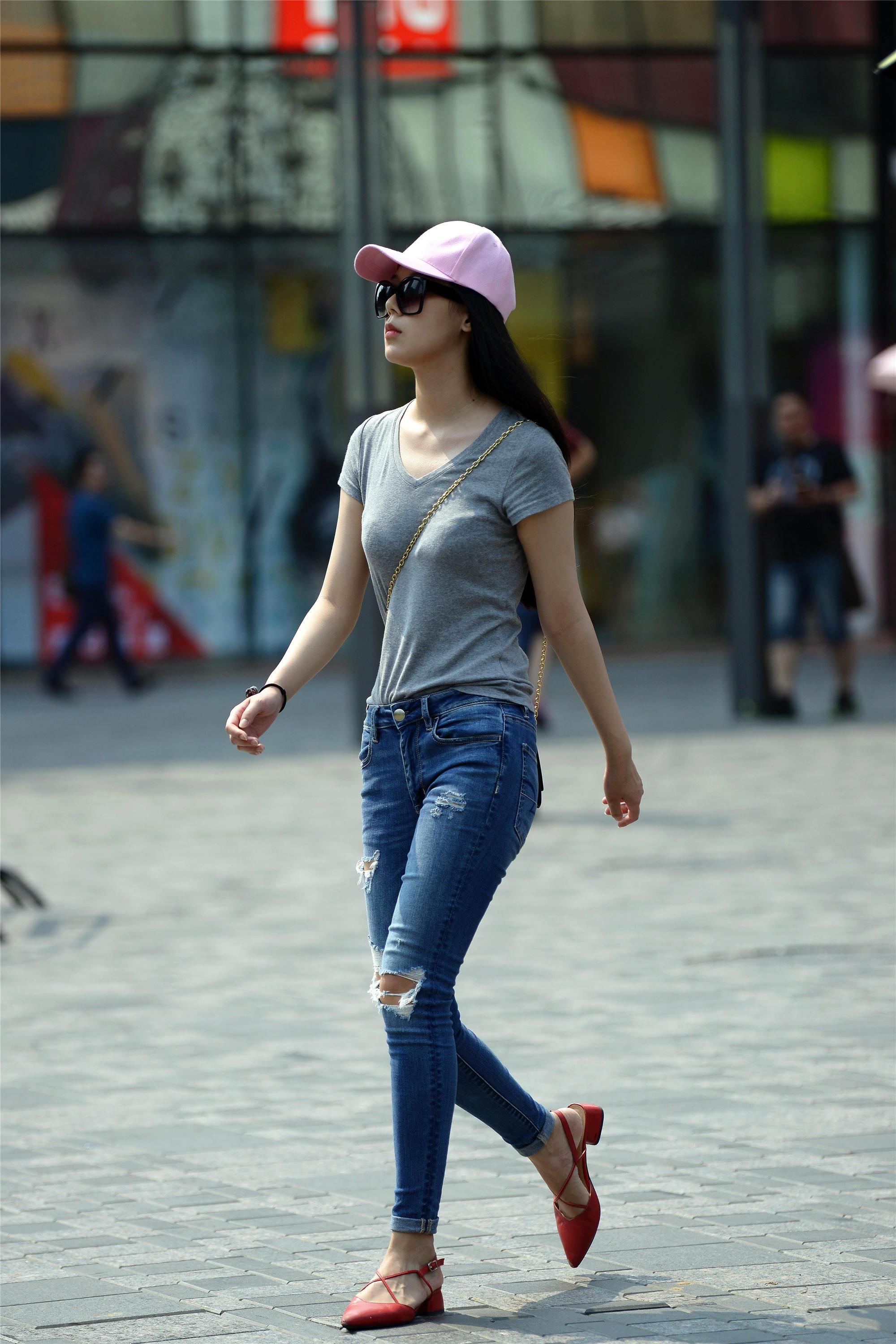 时尚的牛仔裤在她们身上绽放了无限美感