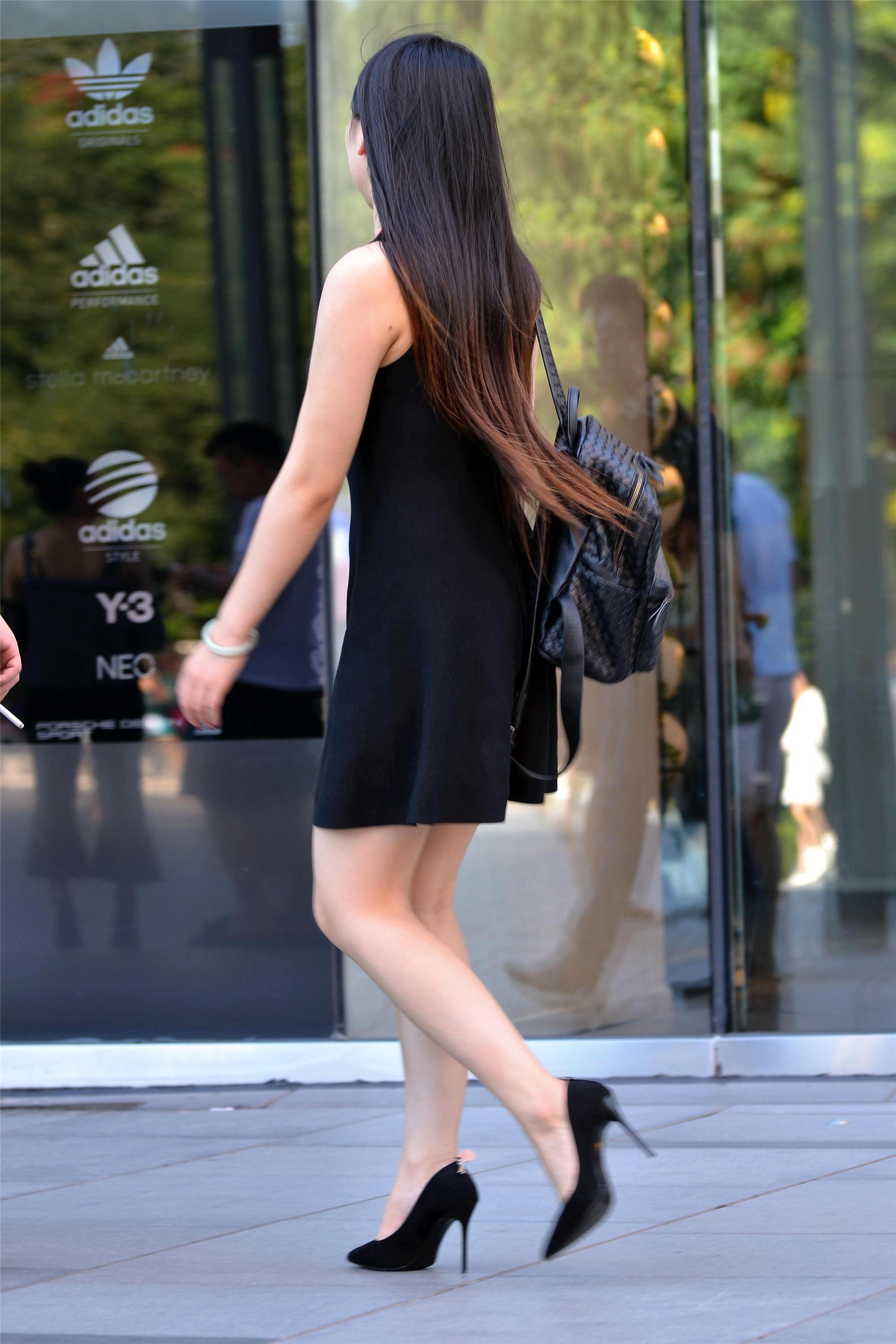 这件黑色无袖连衣短裙,搭配一双黑色箭头细高跟,就是这样优雅自然,让