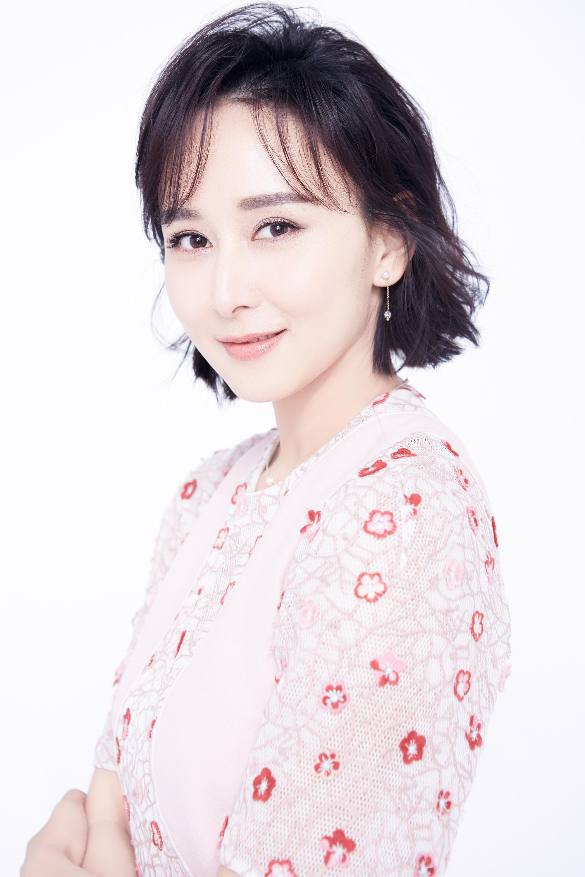 杨紫琼本身自己的家世就很好,而且她83年就拿了马来西亚小姐,97年就