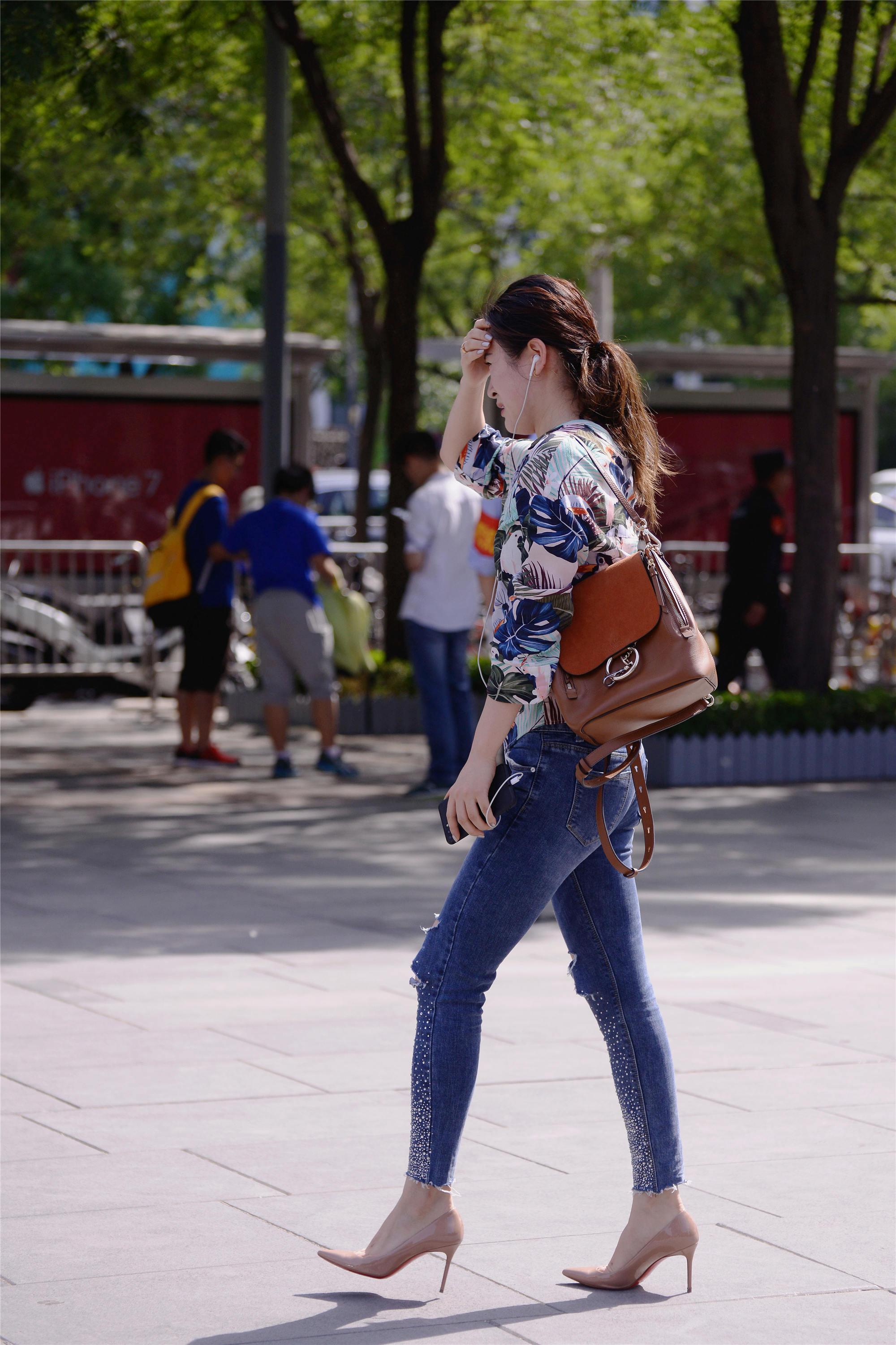 破洞牛仔姑娘搭配这样一双尖头细跟鞋高跟鞋,身材高挑显瘦