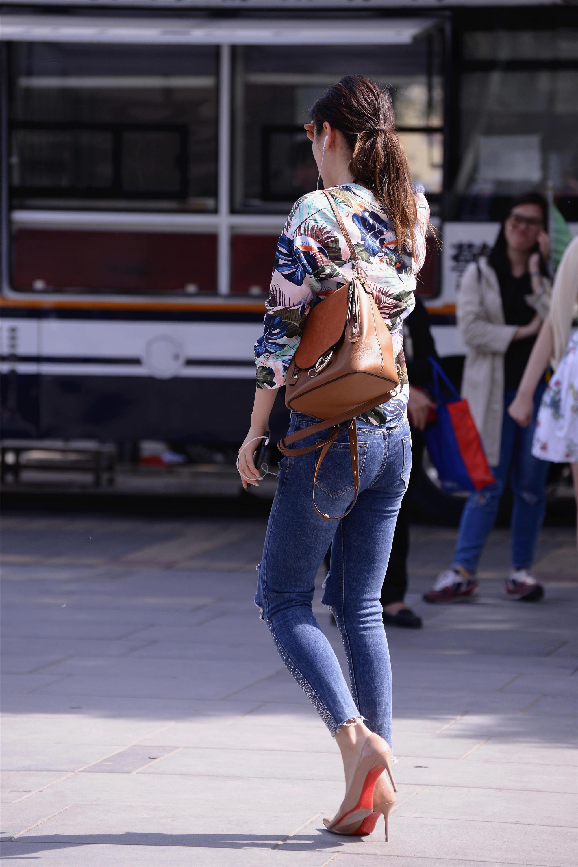 破洞牛仔姑娘搭配这样一双尖头细跟鞋高跟鞋,身材高挑显瘦