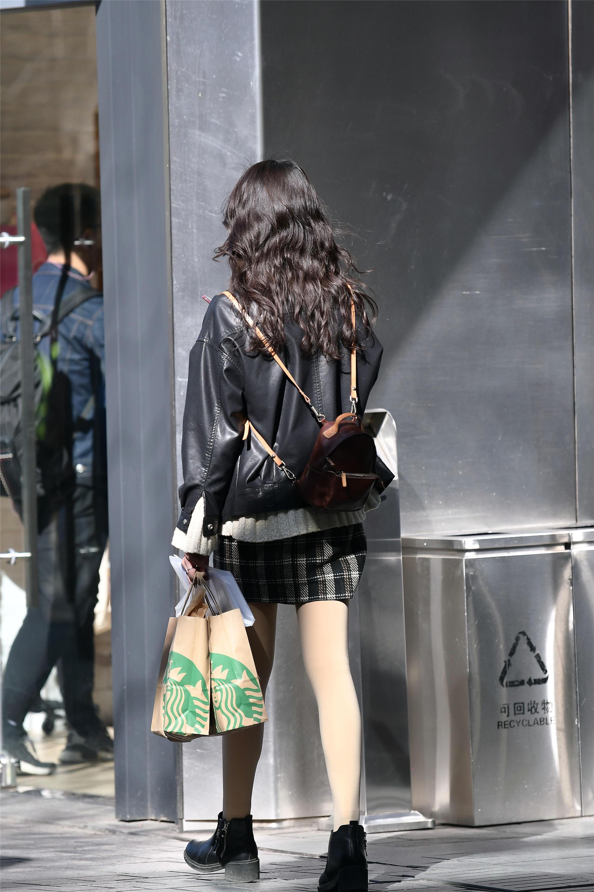 短裙搭配短靴时尚美女春季秀长腿有妙招