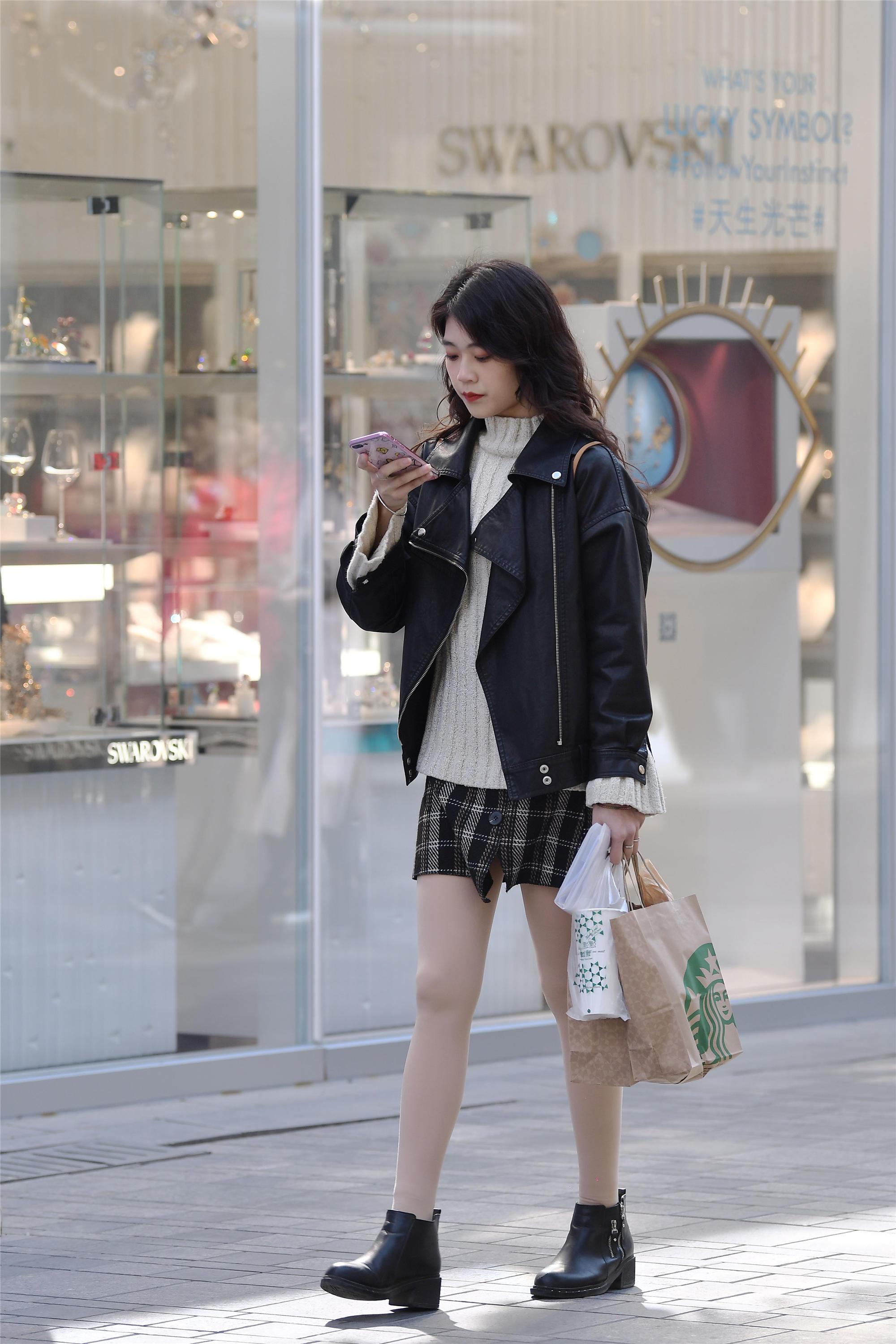 短裙搭配短靴时尚美女春季秀长腿有妙招