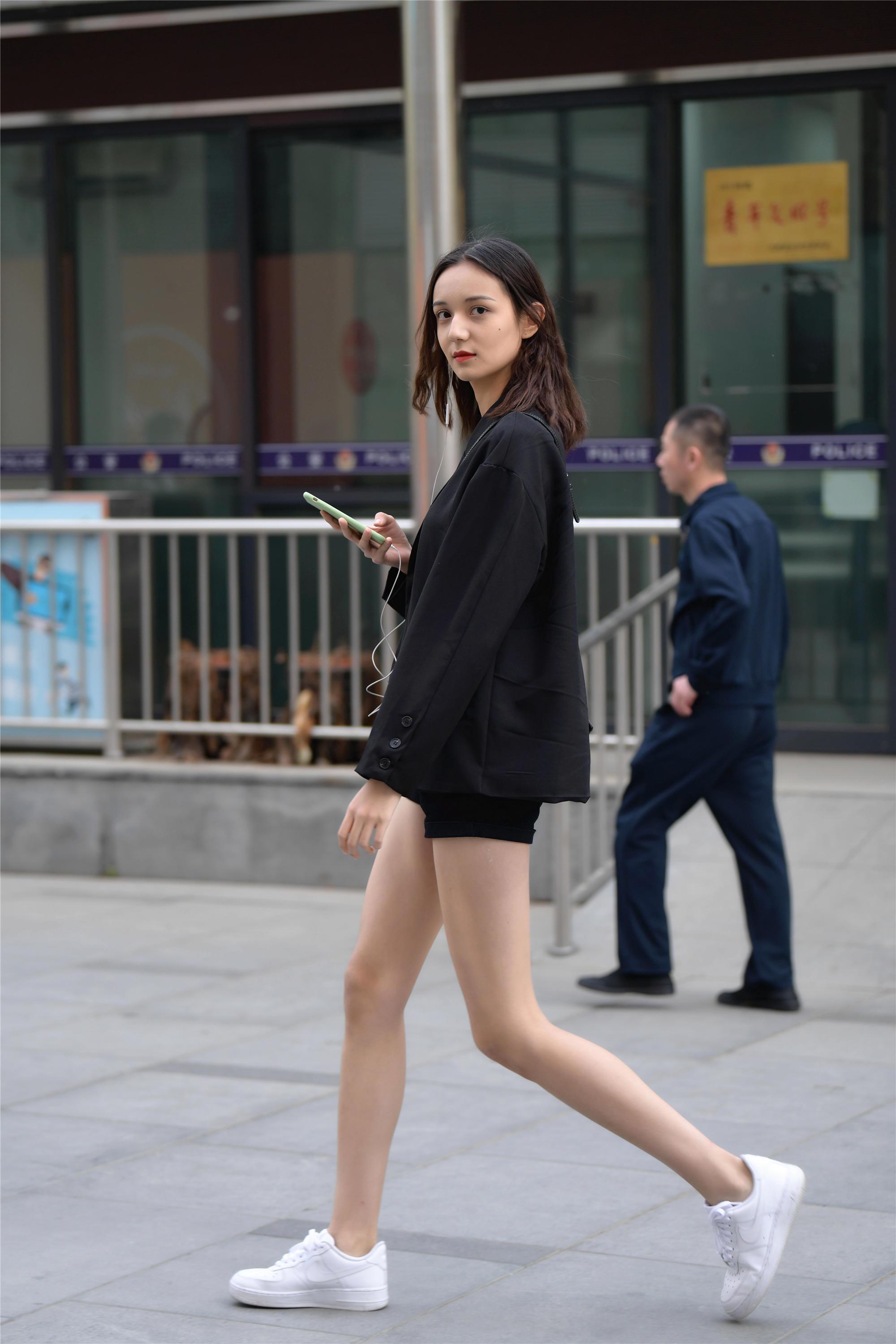 春天的小姐姐很会穿搭短裤和小白鞋搭配出全是腿的效果