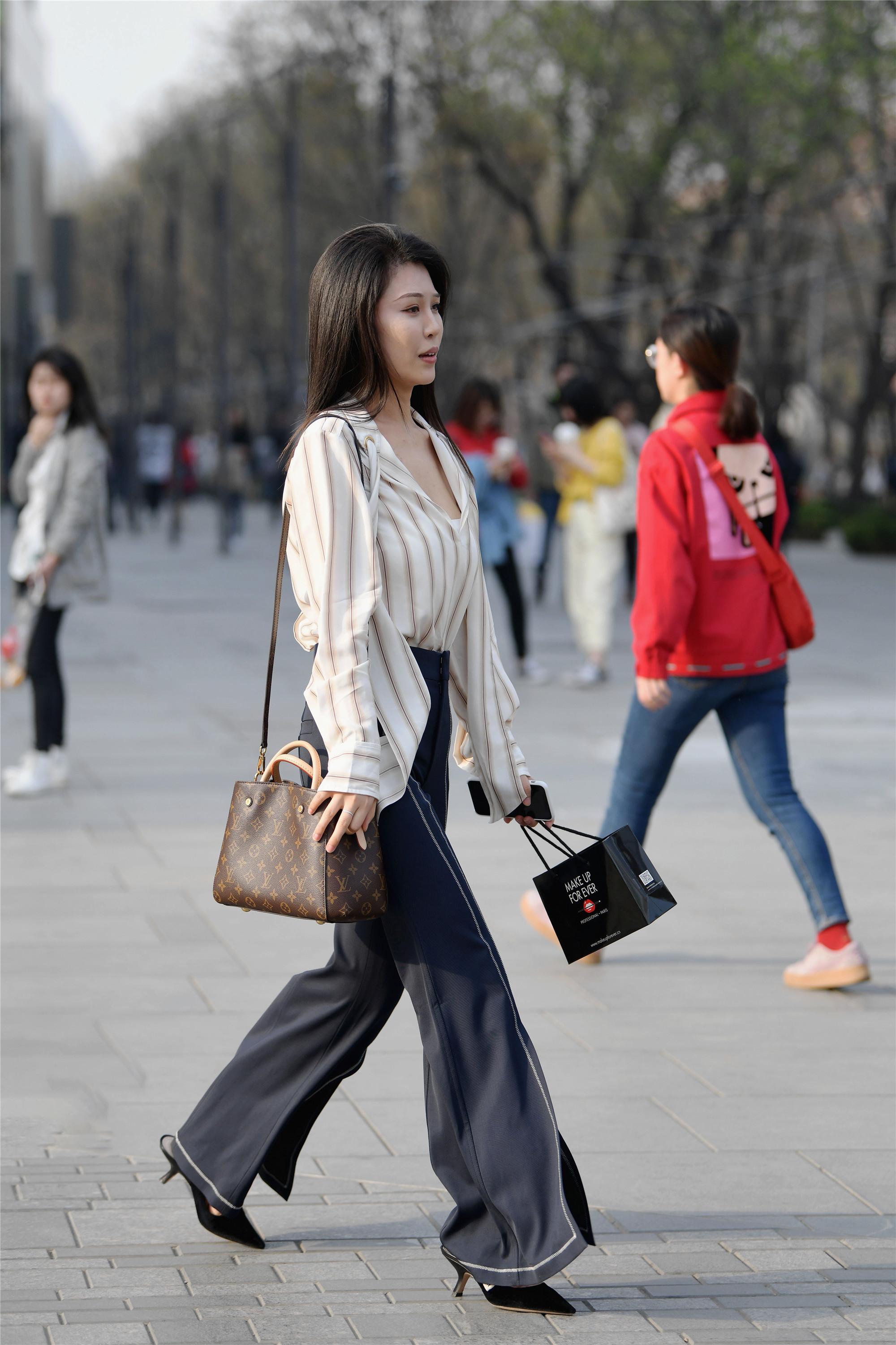 长裤搭配高跟鞋,穿出女人的精致,还搭配出高雅格调