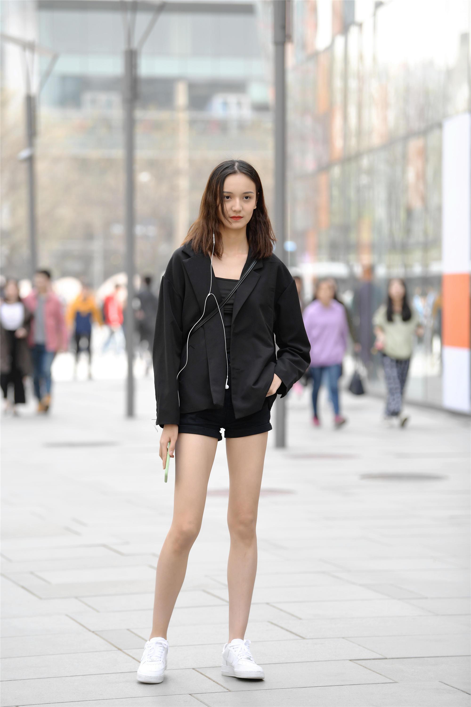 春天的小姐姐很会穿搭短裤和小白鞋搭配出全是腿的效果