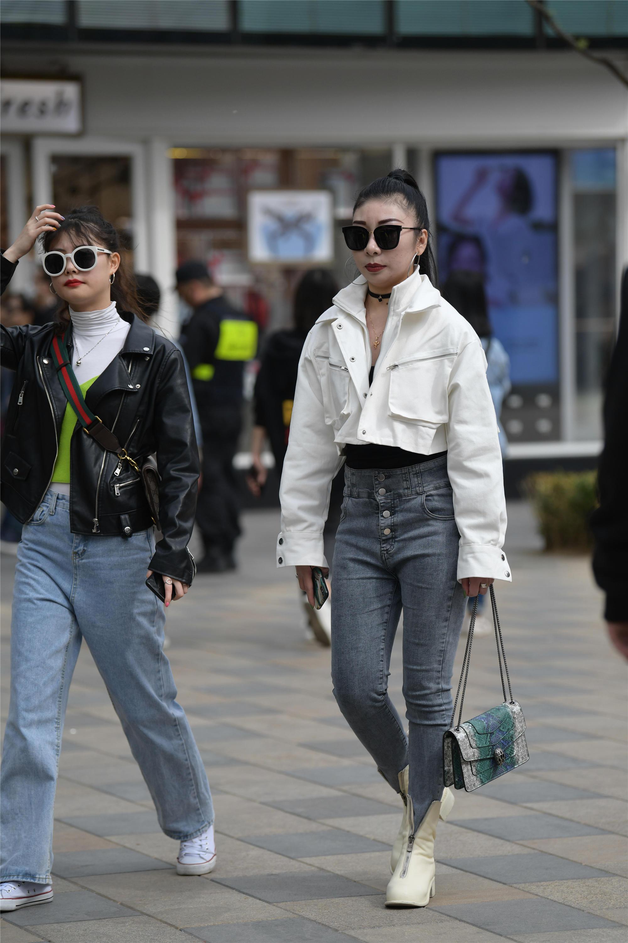 牛仔裤搭配黑色皮夹克还是白色夹克好看,看一下这对闺蜜的搭配