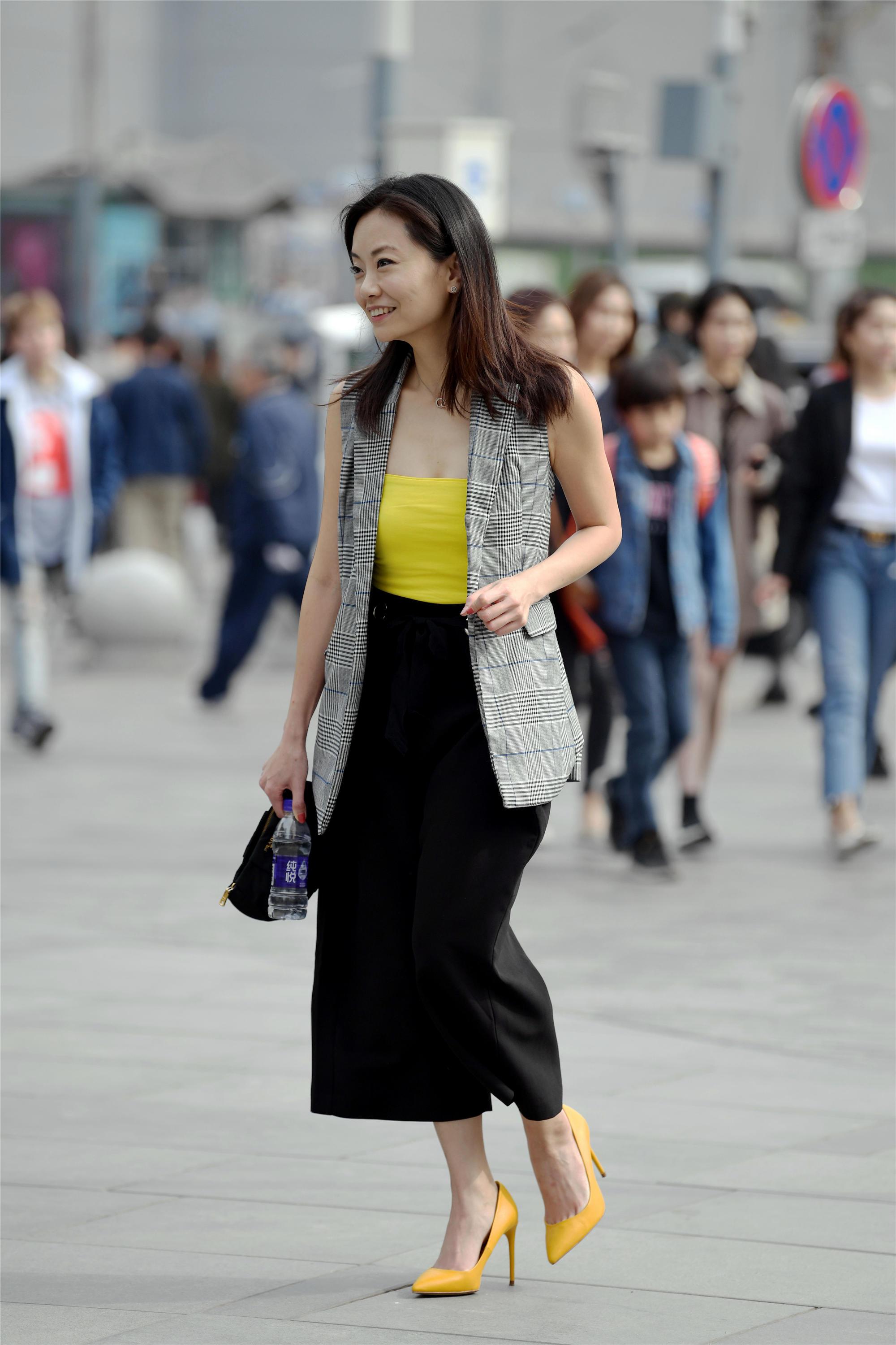 春天的时尚姑娘,如何通过服装搭配技巧让自己变得更加有气场?