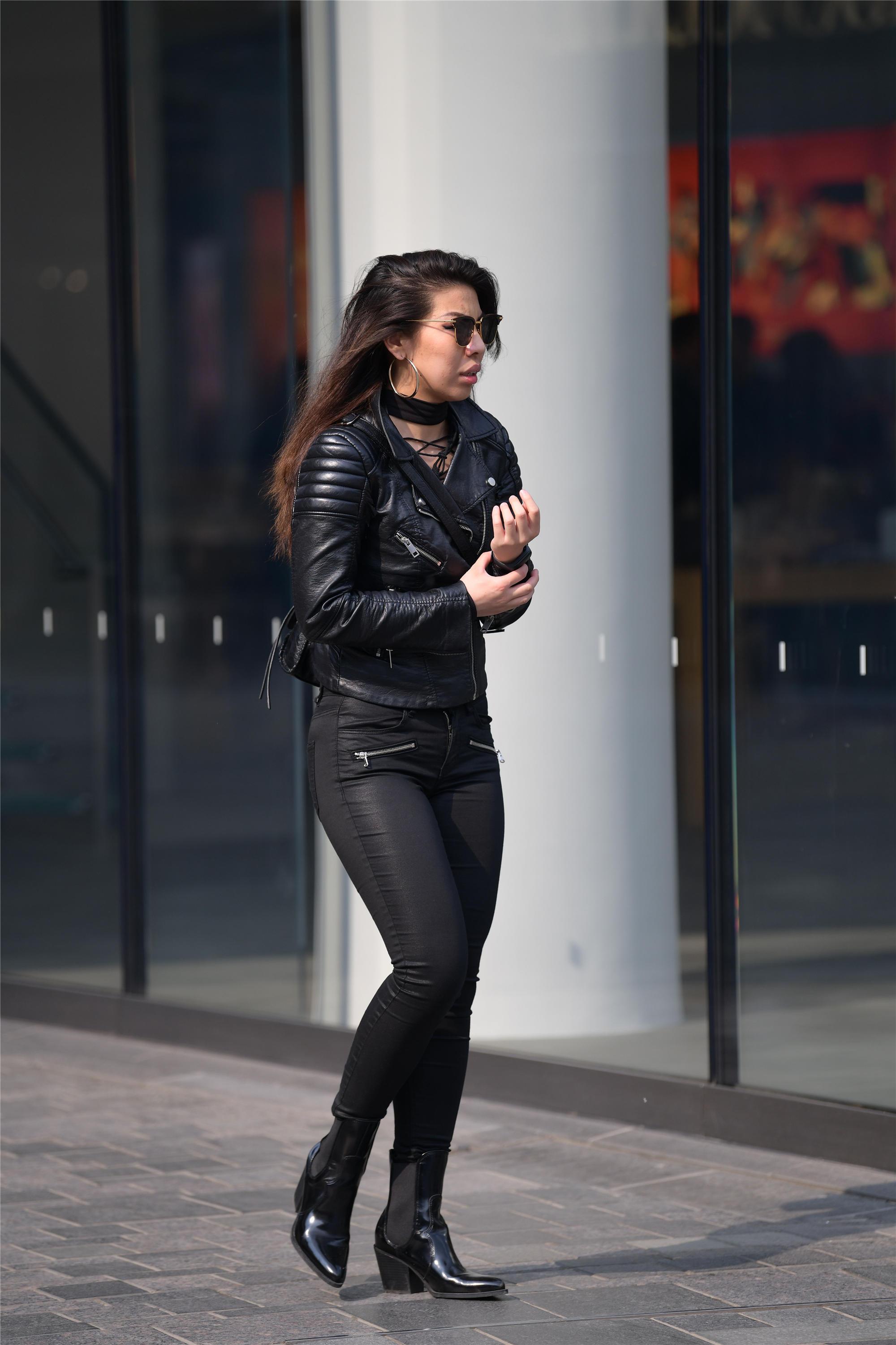 皮夹克,皮裤和黑色皮靴,黑色也可以搭配的这么有层次和质感