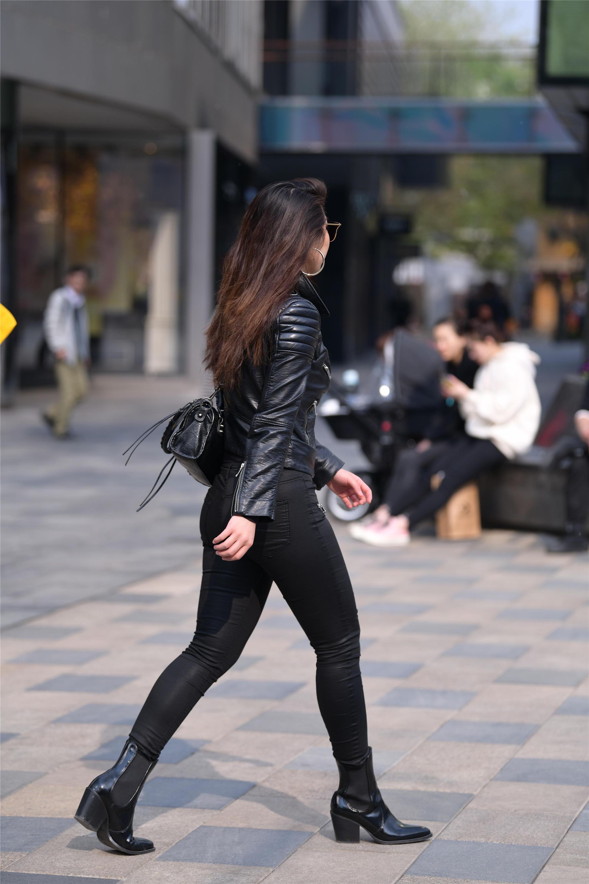 皮夹克,皮裤和黑色皮靴,黑色也可以搭配的这么有层次和质感